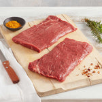 Dos Filetes de Bife de Paleta de Res Crudos marca Sagal Sobre Tabla de Cortar Adornado con Especias