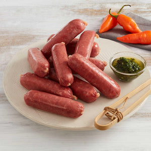 Chorizos Tipo Antioqueño Crudos Marca Sagal sobre Plato con Chimichurri y Ajis