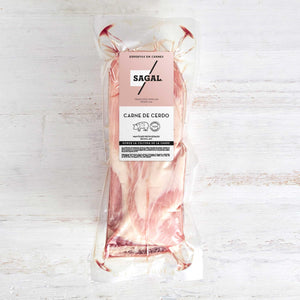 costilla de cerdo san luis marca sagal empacada al vacio sobre una tabla