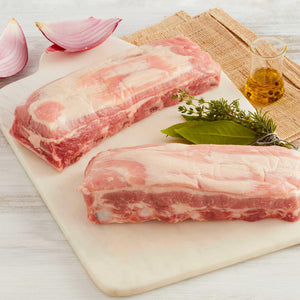 costilla de cerdo san luis marca sagal sobre tabla adornada con cebolla aceite de oliva y tomillo