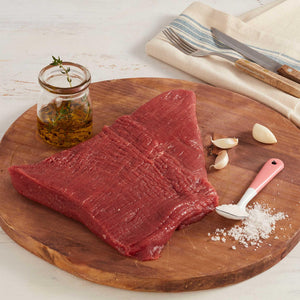 Entrepecho de Res Crudo marca Sagal sobre tabla de cortar adornado con aceite de oliva, sal y ajo con cubiertos