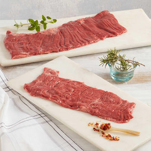 Dos Lomos de Entraña de Res marca Sagal sobre tablas de cortar y adornados con especias