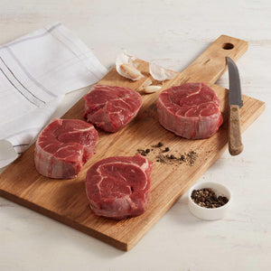 Cuatro Medallones de Murillo de Res Crudos Marca Sagal sobre Tabla de Cortar Adornados con Especias