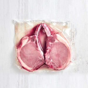 rib eye de cerdo marca sagal empacada al vacio sobre una tabla de cortar