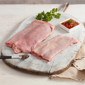 Sobrebarriga delgada de Res Cruda Marca Sagal sobre Tabla de Cortar Adornada de Especias