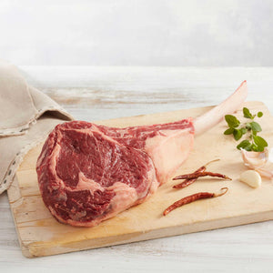  Tomahawk de Res Crudo Marca Sagal sobre Tabla de Cortar Adornado de Especias